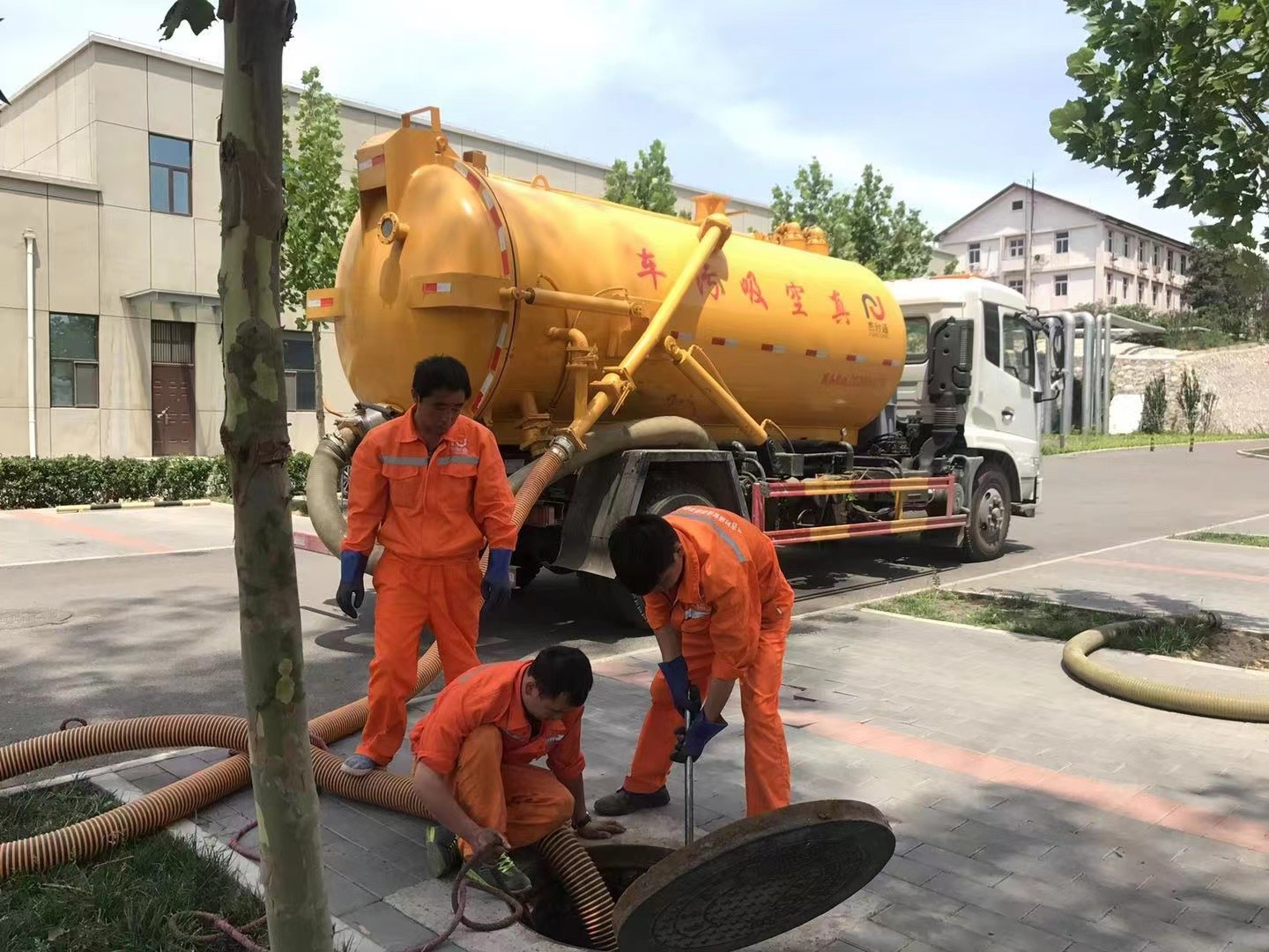 垫江管道疏通车停在窨井附近