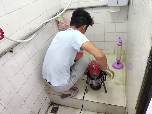垫江管道堵塞冒臭气 专业师傅现场解决问题
