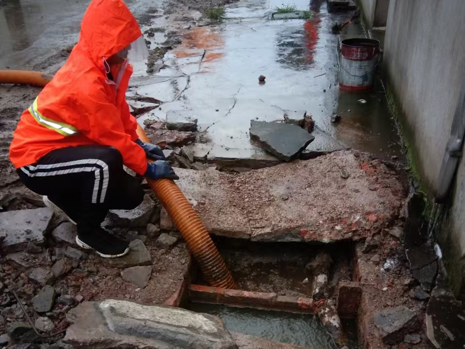 垫江专业清理污水池 炜誉市政以规范流程守护城市 “肠道”