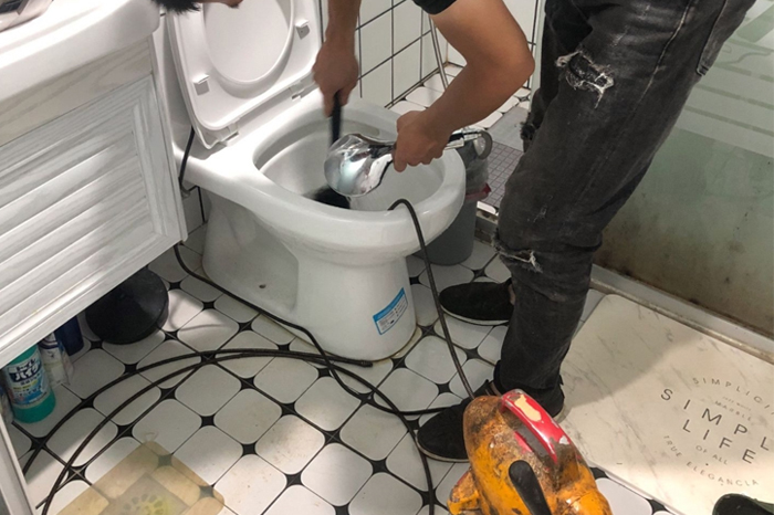 垫江马桶堵塞自己疏通还是找师傅？专业上门服务让你省时更省心