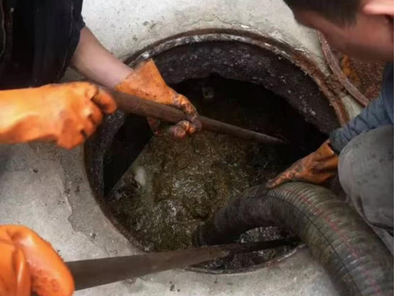 垫江清理化粪池时如何避免沼气的危害？